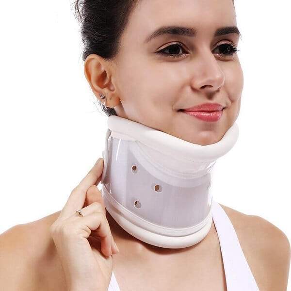 Image of the extendable cervical collar worn by a woman